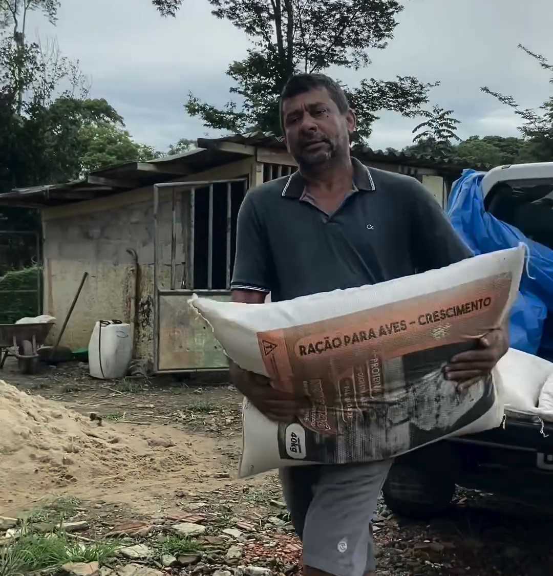 Camacã: Prefeitura distribui cerca de 1.300 pintainhos para produtores do Programa Criação de Galinha Caipira